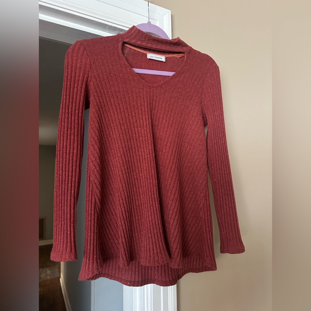 Ces Femme V-Neck Ribbed Sweater in Brick Red